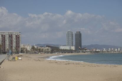 La platja de la Barceloneta, amb el cel net. 