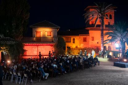 La cantaora flamenca Marina Heredia actúa durante su concierto celebrado en el interior de la Alhambra.
