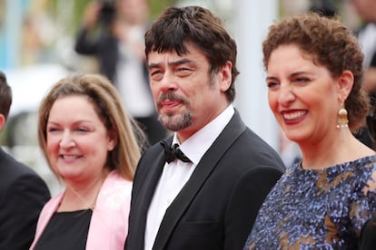 Julie Huntsinger, directora ejecutiva del Festival de Cine de Telluride y miembro del jurado de la sección 'Un Certain Regard', Benicio del Toro, presidente del jurado de la sección 'Un Certain Regard', y Annemarie Jacir, miembro del jurado, asisten a la proyección de 'Ayka' en el Festival de Cannes, el 18 de mayo de 2018.