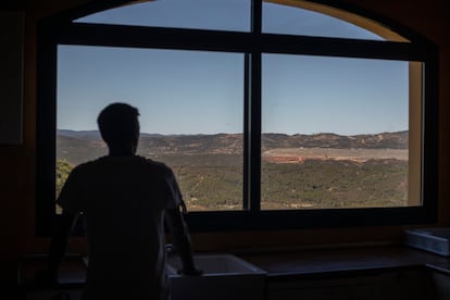 Uno de los taludes de las balsas de la mina de Riotinto visto desde una casa rural del municipio de El Campillo, Huelva.