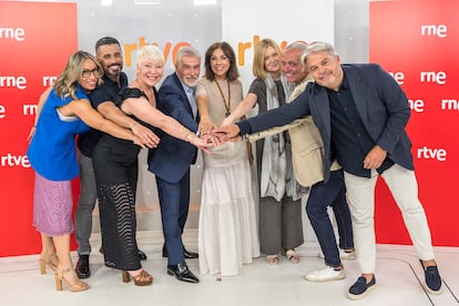 Las nuevas voces de Radio Nacional, este miércoles en la sede de RTVE en Torrespaña (Madrid).