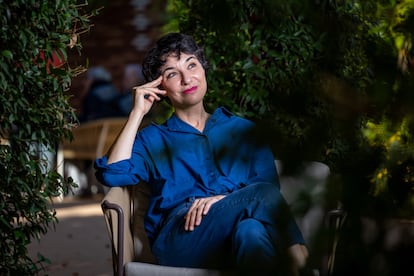 La escritora barcelonesa María Isabel Sánchez Vegara posa en la Fundación Kálida de Barcelona, para personas que conviven con el cáncer.