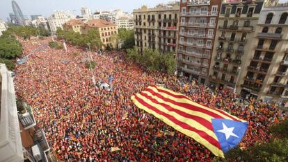 Vista general de la avenida de la Diagonal con una bandera independentista durante la diada de 2018.