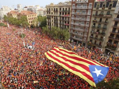 Vista general de la avenida de la Diagonal con una bandera independentista durante la diada de 2018.