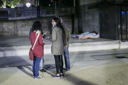 Voluntaris fent el recompte de persones sense sostre.