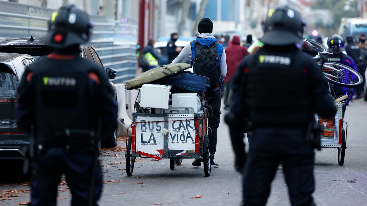 Un grupo de vecinos impide la acogida de los migrantes del B9 de Badalona en una parroquia
