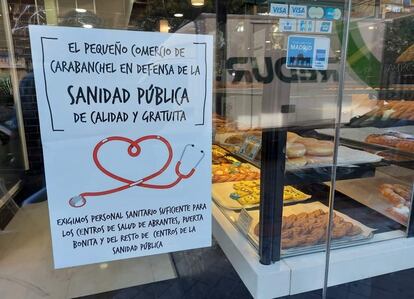 Cartel en defensa de la sanidad pública en una panadería de Carabanchel, en una imagen cedida.