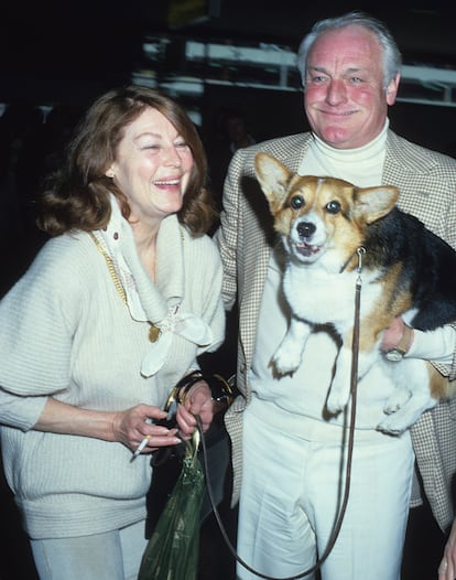 Ava Gardner y el actor Charles Gray en el aeropuerto de Heathrow en 1981.