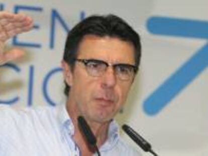 El ministro de Industria, Energía y Turismo y presidente regional del Partido Popular de Canarias, José Manuel Soria, que presidió hoy en Las Palmas de Gran Canaria la reunión del Comité Ejecutivo Regional de Canarias, durante su intervención.