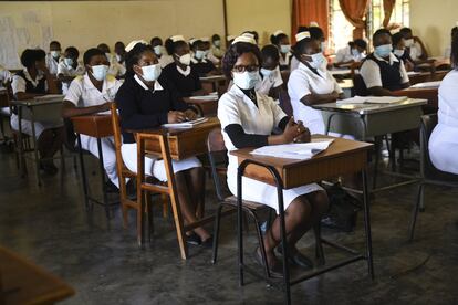 Un grupo des estudiantes atiende en clase en la escuela de enfermería y partería St. Joseph en Chiradzulu, al sur de Malawi, el viernes 28 de mayo de 2021.