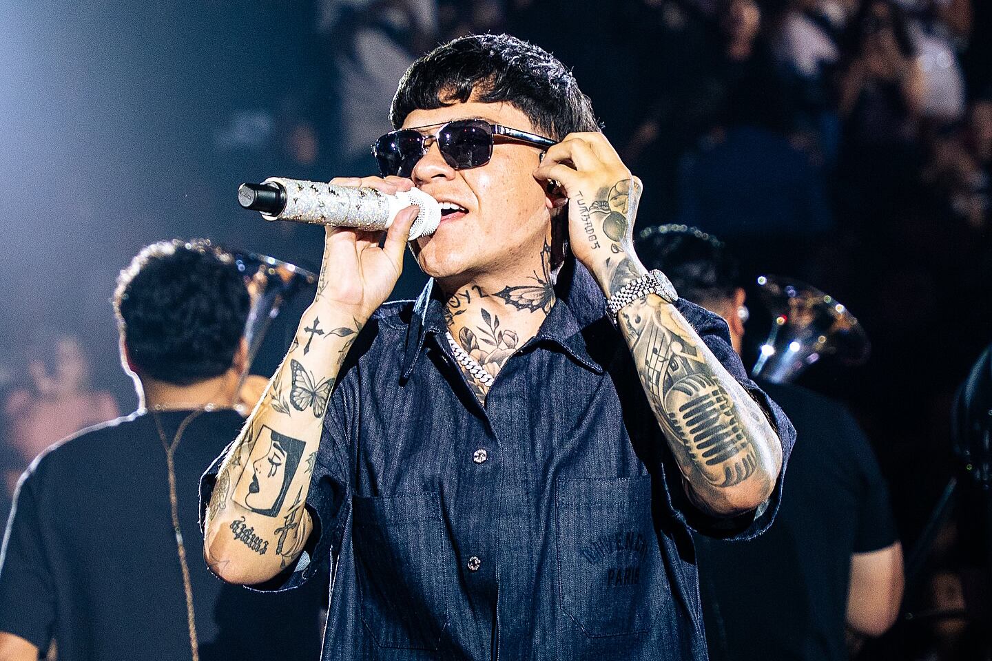 El cantante de corridos Junior H comparece ante la Fiscalía de Jalisco por presunta apología al delito