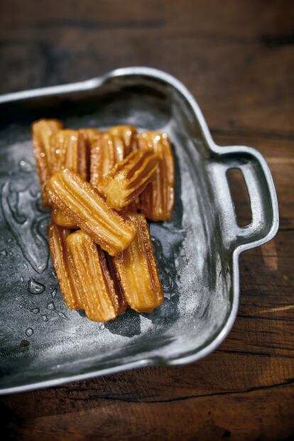 Churros almibarados del chef pastelero Joaquín Grimaldi. Receta contenida en su libro Cielo e infierno de la pastelería (Catapulta Editores).