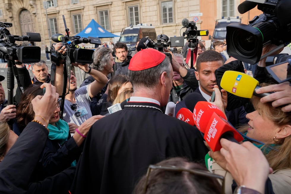 Llegada de cardenales a la cuarta congregación general, este viernes en Ciudad del Vaticano. 