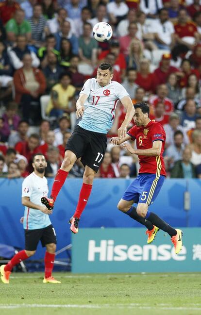 Burak Yilmaz de la selección de Turquía golpea el balón.