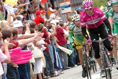 El alemán Jan Ullrich, aplaudido por sus paisanos a su paso por las calles de Karlsruhe.