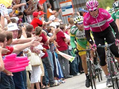 El alemán Jan Ullrich, aplaudido por sus paisanos a su paso por las calles de Karlsruhe.