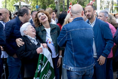 María Jesús Montero abraza a una mujer momentos antes del inicio de la manifestación en Sevilla.