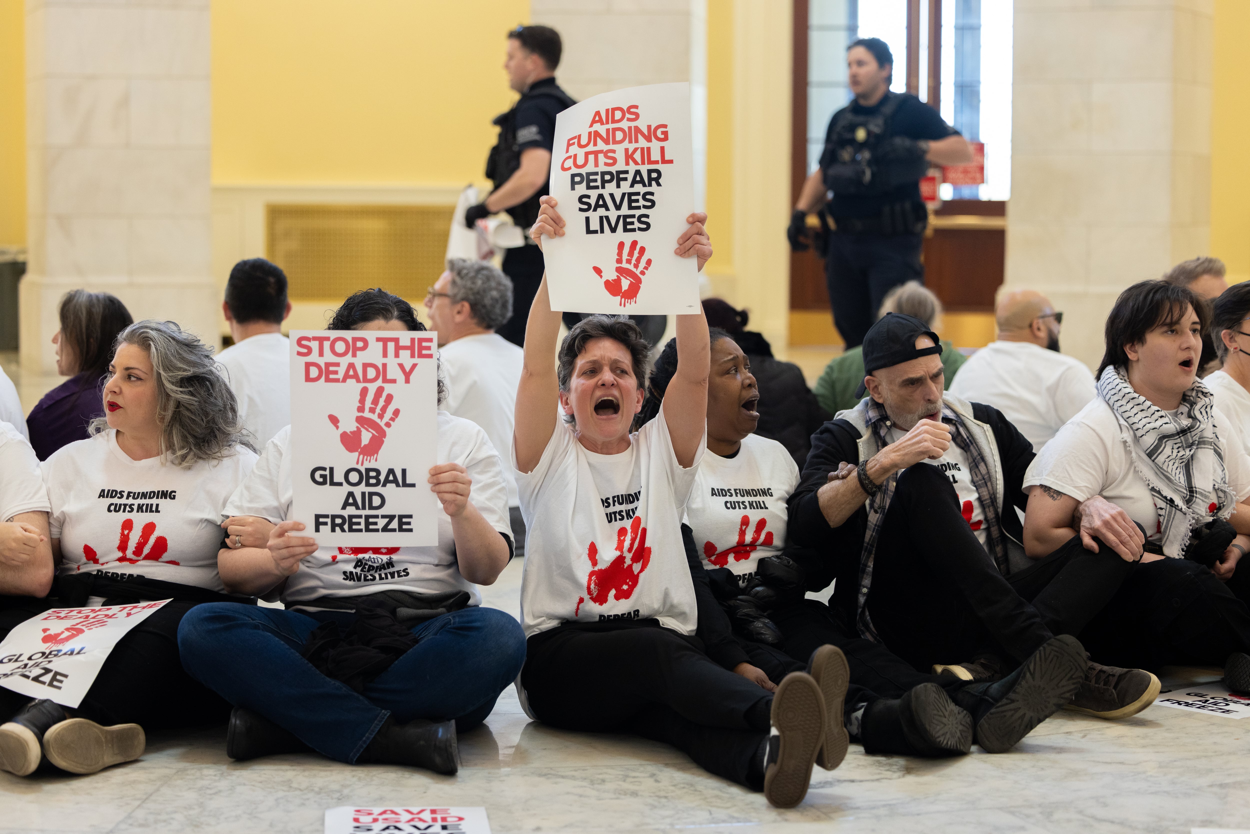Las nuevas condiciones de Trump para financiar la lucha contra el VIH obligan a restringir servicios