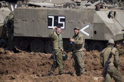 Los soldados israelíes en la frontera entre Israel y Gaza, en el sur de Israel.