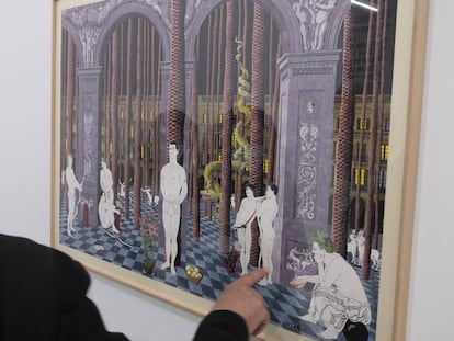 El artista sevillano, Nazario, señala una de sus obras.