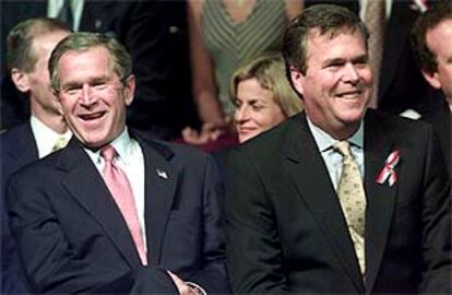 George W. Bush ha participado en un acto en Miami junto a su hermano, Jeb Bush, gobernador de Florida.