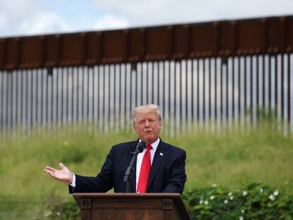 El expresidente Donald Trump durante su visita al muro de este miércoles.