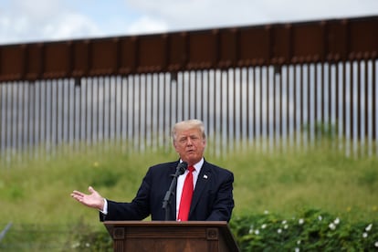 Donald Trump durante su visita al muro fronterizo