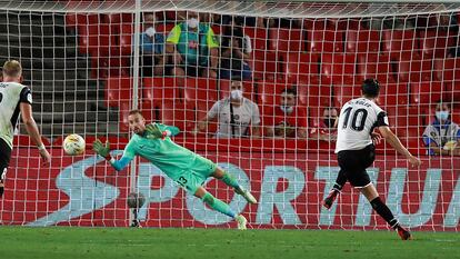 Soler transforma el penalti que colocó el 1-1 definitivo en Los Cármenes.