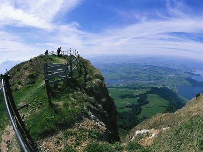 Vista desde la cima del monte Rigi en Suiza, hito del primer viaje organizado de la historia, en 1863.