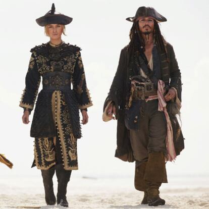 Kiera Knightley y Johnny Depp en una escena de<i> Piratas del Caribe 3. </i>