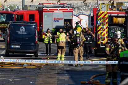 Bomberos y policía trabajan en la zona comercial y de ocio conocida como Las Atalayas, a las afueras de la ciudad. 