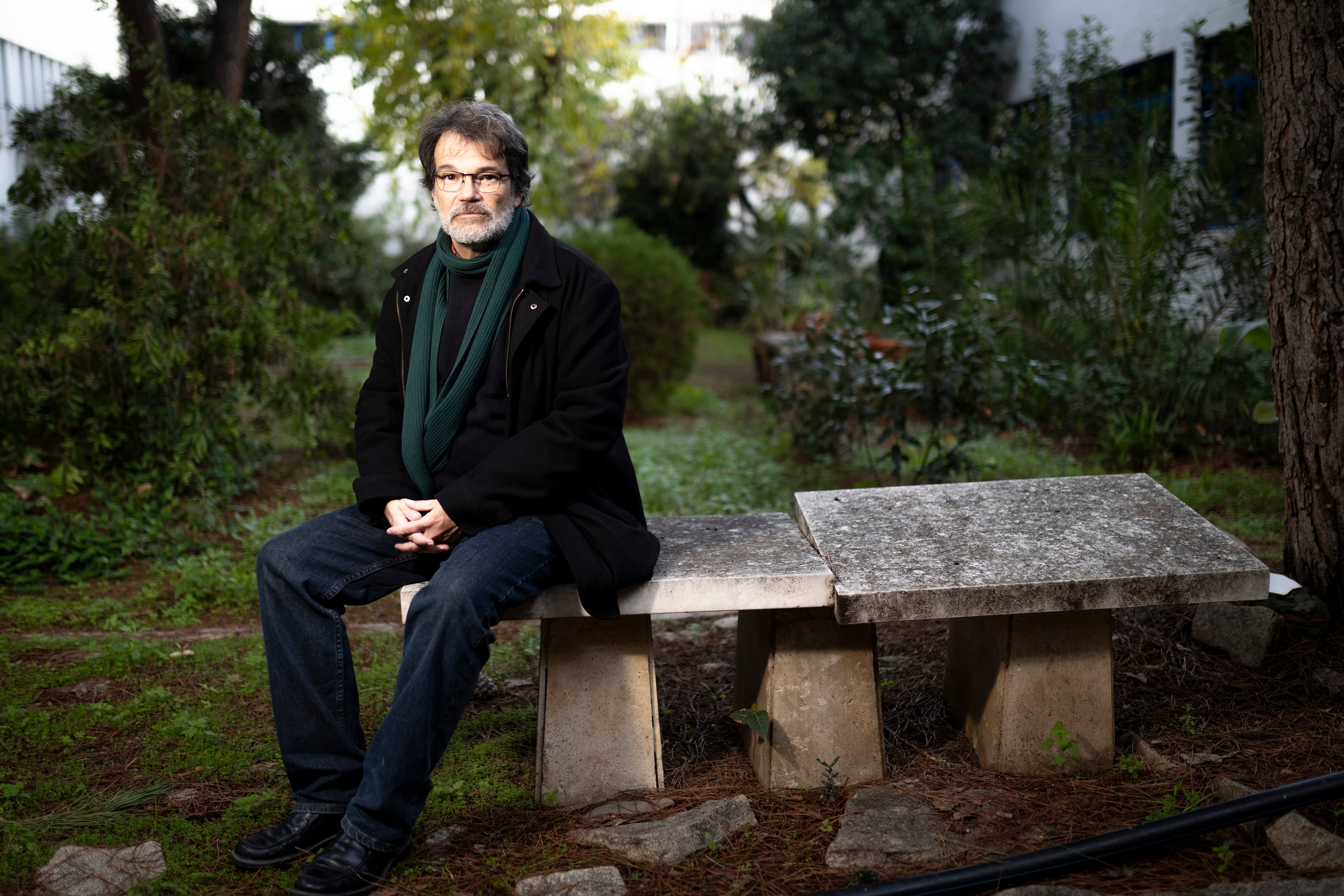 Víctor Bermúdez, en el patio del instituto  Santa Eulalia de Mérida.