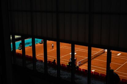 Naomi Osaka, sirve en un momento de su partido ante la española Sara Sorribes, el 7 de mayo de 2019.