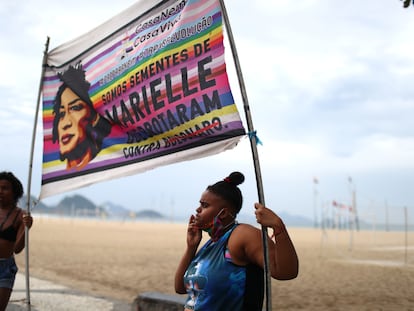 Manifestantes seguram faixa alusiva a Marielle Franco em protesto contra.Jair Bolsonaro no Rio de Janeiro, em 7 de junho de 2020.