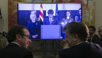 Josep Rull i Albert Batet durant el discurs de Carles Puigdemont la nit electoral del 21D.