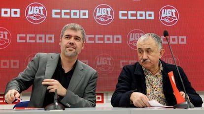 Los secretarios generales de CCOO y UGT, Unai Sordo (i) y Pepe Álvarez (d) durante una rueda de prensa celebrada esta tarde en Madrid.