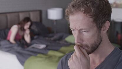 Emily Hampshire y Shawn Doyle, en 'Retornados'.