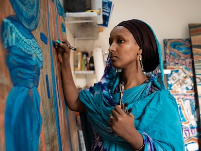 Laila Halidou trabaja en una de sus últimas obras en su estudio de Niamey, Níger.