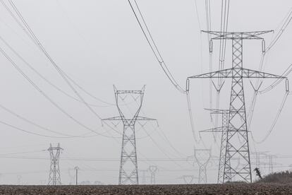 Postes eléctricos cerca de una central de EDF, en Bouchain (Francia), en enero.