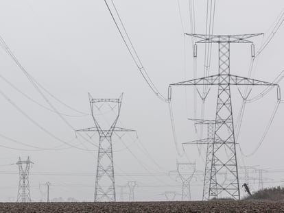 Postes eléctricos cerca de una central de EDF, en Bouchain (Francia), en enero.