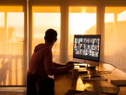 Un alumno durante una clase 'online'.