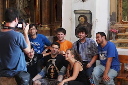 Un grupo de visitantes se fotografía junto al 'Ecce Homo'.