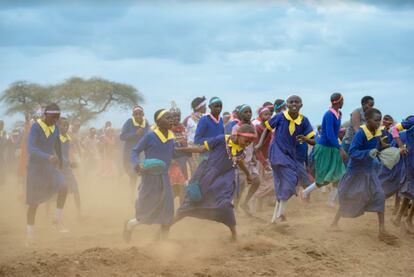 Un grupo de niñas, durante la ceremonia del “rito de iniciación alternativo”. Condado de Kajiado, Kenia. Pincha en la imagen para ver la fotogalería completa.