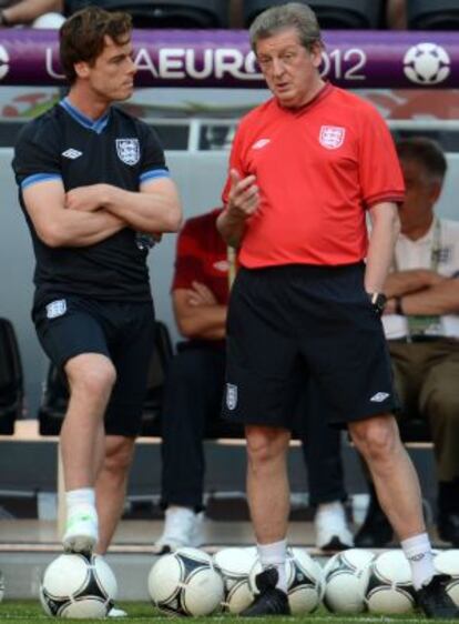 Roy Hodgson habla con el medio Scott Parker.