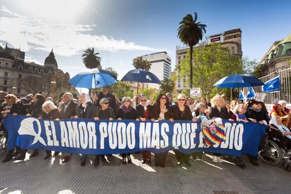 Los asistentes a una concentración de las Madres de Plaza de Mayo, levantan una manta con la frase "El amor pudo más que el odio", en Buenos Aires, el pasado 18 de octubre.