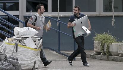 La Guardia Civil, durante el registro del cuartel de la Policía Local de Palma.