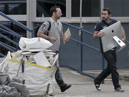 La Guardia Civil, durante el registro del cuartel de la Policía Local de Palma.