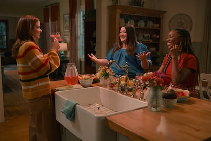 Las noches de margaritas entre amigas son una de las señas de identidad de la serie 'Dulces magnolias'. Aquí, sus tres protagonistas en el octavo capítulo de la tercera temporada, que Netflix estrena el 20 de julio de 2023.