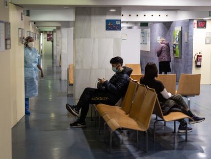 Una sala de espera para pacientes con sintomatologia compatible con la covid-19, en un centro de atención primaria de Barcelona.
