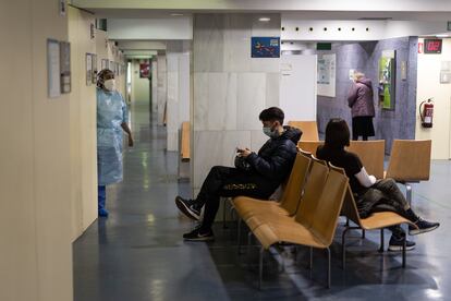 Una sala de espera para pacientes con sintomatologia compatible con la covid-19, en un centro de atención primaria de Barcelona.